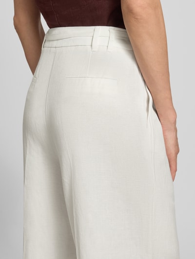 Frauenmodel trägt Wide Leg Hose aus Leinen-Mix mit Gürtel von Christian Berg Woman Selection in Beige, Leinen-Viskose-Anteil, Detailaufnahme Rückansicht.