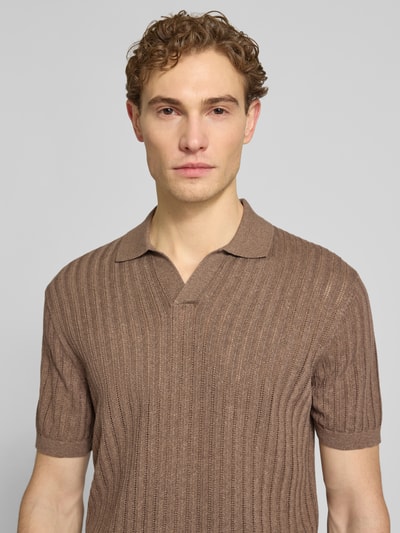 Männermodel trägt Slim Fit Poloshirt aus Baumwoll-Leinen-Mix von Profuomo in Braun, zeitlose Struktur, V-Ausschnitt, 1/2-Arm, Nahaufnahme Oberkörper. Rückenlänge bei Größe M: 69 cm.