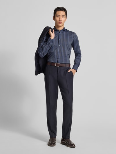 Männermodel trägt Slim Fit Business Hemd mit Haifischkragen von OLYMP Level Five, reine Baumwolle, durchgehende Knopfleiste, Langärmelig, Sportmanschetten, Rückenlänge 81 cm, Schulterbreite 39 cm, Ärmellänge 66 cm, Ganzkörperansicht von vorne.