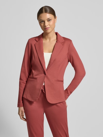 Frauenmodel trägt Blazer mit Reverskragen Modell 'KATE' von ICHI in Rostrot, glatte Textur, Regular Fit, Ganzkörperansicht von vorne. Material-Mix mit Viskose-Anteil, Knopfverschluss, Paspeltaschen, Rückenlänge 63 cm, Brustweite 39 cm, Ärmellänge 64 cm.