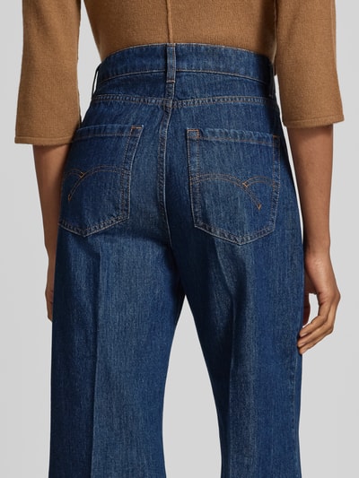 Vrouwenmodel draagt Wide Leg Jeans uit puur katoen van Marella in donkerblauw met labelprint, persplooien, 5-pocketmodel, detailopname rugaanzicht.