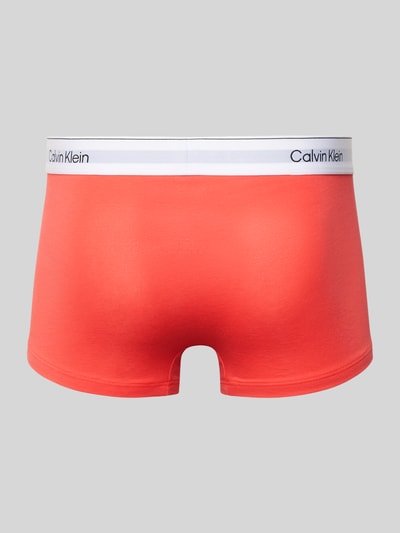 Produktfoto, Trunks mit elastischem Bund im 3er-Pack von Calvin Klein Underwear, rote Baumwoll-Elasthan-Mix, glatte Textur, körpernahe Passform