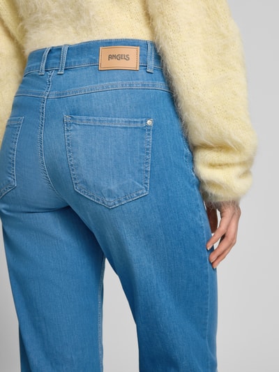 Frauenmodel trägt Straight Fit Jeans im 5-Pocket-Design Modell 'Lara' von Angels aus Baumwoll-Mix mit Stretch-Anteil, Detailaufnahme Rückansicht.