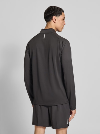 Männermodel trägt Langarmshirt mit Stehkragen und Reißverschluss von PUMA PERFORMANCE in Schwarz, Regular-Fit, Logo, Rückenlänge 71 cm, Ganzkörperansicht Rückansicht.