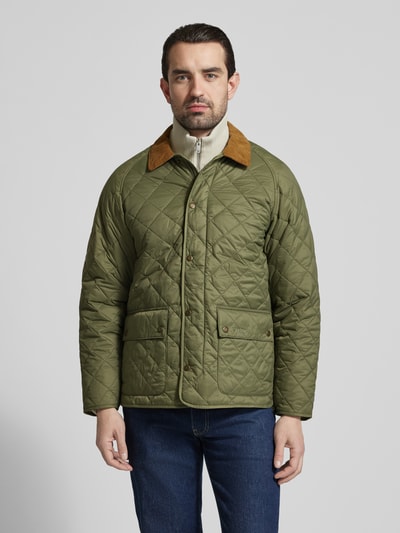 Männermodel trägt Regular Fit Steppjacke mit Zweiwege-Reißverschluss Modell 'CITY BEDALE' von Barbour in effen structuur, olijfgroen satin met opgezette zijzak, omlegkraag en drukknoopsluiting, geheellichaamsaanzicht van voren.