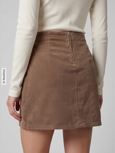 Vrouwenmodel draagt Körpernaher Mini-Rock aus katoenmix model 'LULA' van VERO MODA in lichtbruin met ribstructuur, rugaanzicht, KI-modificeerd beeld
