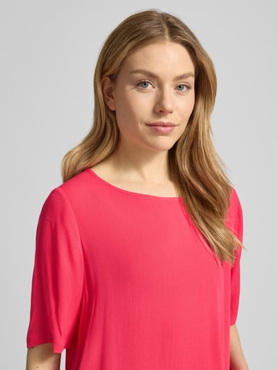 Frauenmodel trägt Relaxed Fit T-Shirt aus reiner Viskose Modell 'Marrakech' von ICHI in leuchtendem Pink mit feiner Struktur, Nahaufnahme Oberkörper. Damen T-Shirt, Rundhalsausschnitt, Rückenlänge 58 cm, Ärmellänge 29 cm bei Größe S.
