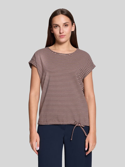 Frauenmodel trägt Regular Fit T-Shirt aus Baumwoll-Mix von Betty Barclay im Streifenmuster in Blau und Beige, Damen T-Shirt, Ganzkörperansicht von vorne.