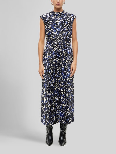 Frauenmodel trägt Tailliertes Freizeitkleid mit Bindegürtel von s.Oliver BLACK LABEL, Muster in Blau, Schwarz, Weiß, Ganzkörperansicht von vorne.