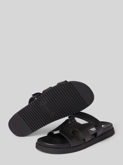 Produktfoto, schwarze Sandalette aus Leder mit Klettverschluss Modell 'Missile' von Steve Madden, strukturierte Sohle, Absatzhöhe 3 cm