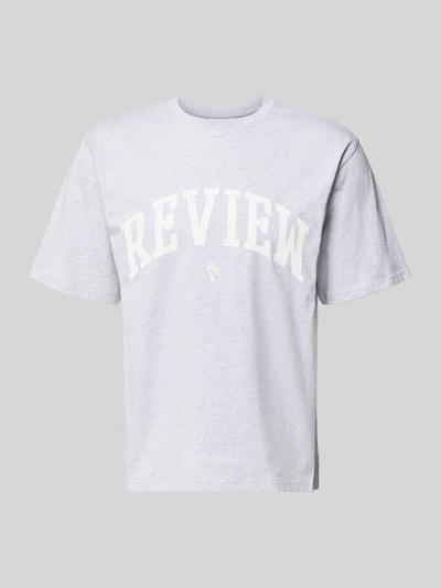 Produktfoto, T-Shirt mit Label-Print und Rundhalsausschnitt von REVIEW in Hellgrau, Reine Baumwolle, Regular-Fit, Rückenlänge 65 cm Größe M