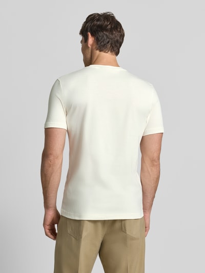 Männermodel trägt Regular Fit T-Shirt aus reiner Baumwolle von Antony Morato in Creme, glatte Textur, Ganzkörperansicht Rückansicht, Herren T-Shirt, Rundhalsausschnitt, Label-Print, Rückenlänge Größe M 70 cm.