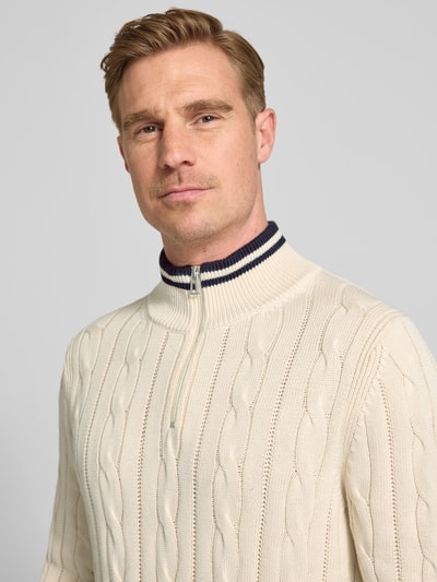 Männermodel trägt Strickpullover mit Stehkragen und Reißverschluss von PAUL SMITH, Reine Baumwolle, Slim-Fit, Nahaufnahme Oberkörper.