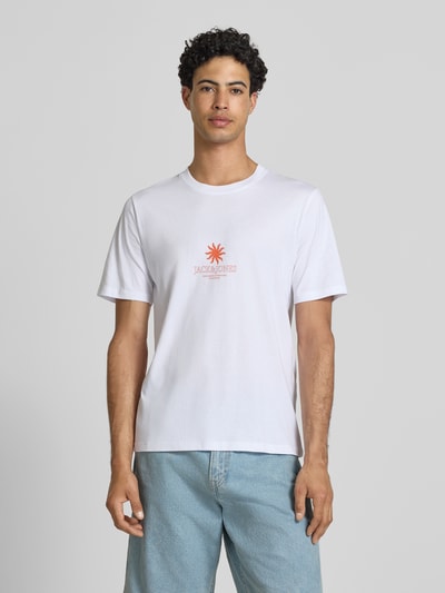 Männermodel trägt Herren T-Shirt von Jack & Jones aus Reine Baumwolle, Regular-Fit, Modell 'Eres' mit Logo-Print, Rundhalsausschnitt, Weiß mit feiner Struktur, Rückenlänge bei Größe M 68 cm, Ganzkörperansicht von vorne.