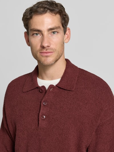 Männermodel trägt gebreide pullover met polokraag Model 'BEKKET' van DRYKORN in katoenmix, los model, ribboorden, nahaufnahme bovenlichaam.