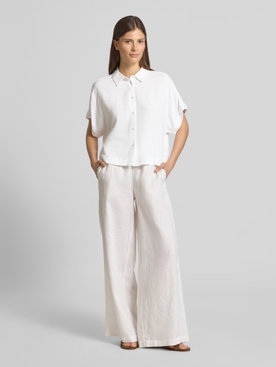 Frauenmodel trägt Regular Fit Bluse aus Viskose-Leinen-Mix Modell 'VIVA' von Selected Femme, unifarben, kurzarm, Flammgarn, Weiß, Ganzkörperansicht von vorne.