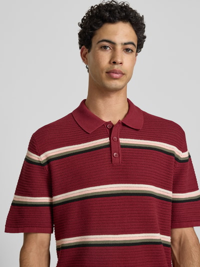 Männermodel trägt Regular Fit Poloshirt mit Streifenmuster Modell 'MAINE' von Jack & Jones aus reiner Baumwolle, Nahaufnahme Oberkörper.