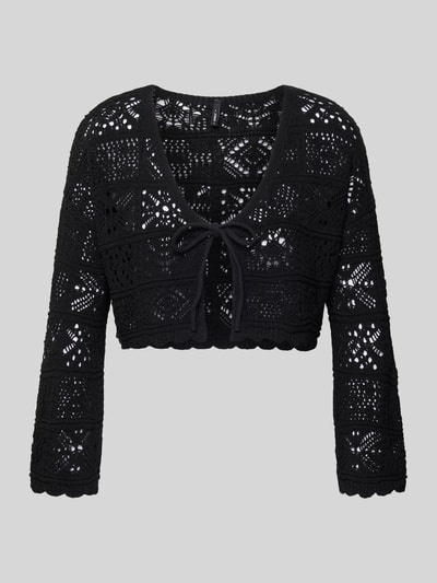 Produktfoto, schwarze Cropped Strickjacke aus recyceltem Baumwoll-Mix Modell 'BEACH LIFE' von Only, Lochstrickmuster, Muschelsaum, Relaxed Fit