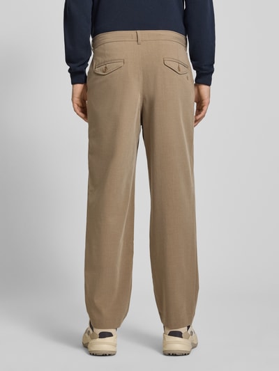 Mężczyzna nosi Regular Fit Bundfaltenhose mit Gesäßtaschen von REVIEW, mieszanka materiałów z dodatkiem wiskozy, beżowe, krój regular fit, zakładki w pasie, kieszenie z tyłu, szerokość w rozmiarze M: 46 cm, długość wewnętrzna nogawki w rozmiarze M: 78 cm, widok całej sylwetki od tyłu.
