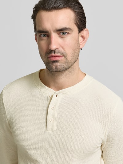 Männermodel trägt Regular Fit Longsleeve mit Knopfleiste von MCNEAL, Strukturmuster, elastischer Baumwoll-Mix, Nahaufnahme Oberkörper.