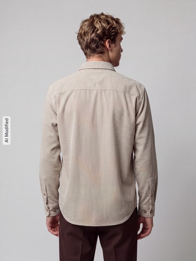 Männermodel trägt Freizeithemd mit Brusttaschen von ONLY in Beige mit Kentkragen und durchgehender Knopfleiste, Ganzkörperansicht Rückansicht, KI-modifiziertes Bild.