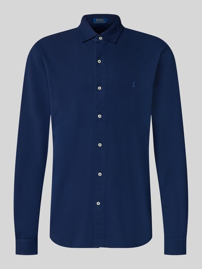 Produktfoto, Slim Fit Freizeithemd aus reiner Baumwolle von Polo Ralph Lauren in Dunkelblau, weiße Knöpfe, glatte Textur, neutraler Hintergrund