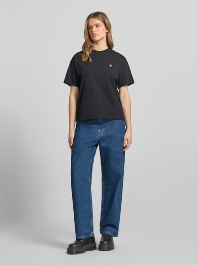 Frauenmodel trägt Wide Leg Jeans im 5-Pocket-Design Modell 'Brandon' von Carhartt Work In Progress aus Reine Baumwolle, blaue Jeans-Optik, Wide-Fit, mit Knopf- und Reißverschluss, Ganzkörperansicht von vorne.