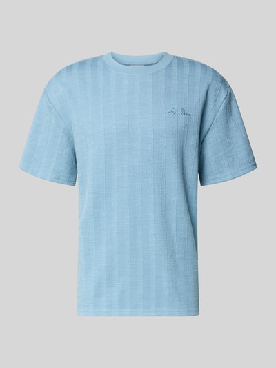Produktfoto, T-Shirt mit Strukturmuster und Rundhalsausschnitt von Les Deux in Hellblau, Material-Mix mit Viskose, Regular Fit, strukturierte Oberfläche