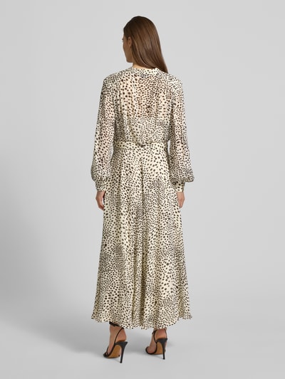 Frauenmodel trägt Maxikleid mit Stehkragen Modell 'MASTRO' von Marella aus reiner Viskose im taillierten Schnitt, Ganzkörperansicht Rückansicht.