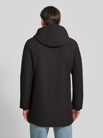 Męski model nosi Regular Fit Parka mit Logo-Print od Lindbergh, czarny kolor, elastyczna mieszanka materiałów, Kaptur z tunelem, zamek błyskawiczny, widoczna Szerokość ramion w rozmiarze M: 50 cm, Długość tyłu w rozmiarze M: 90 cm, Szerokość klatki piersiowej w rozmiarze M: 58 cm, Długość rękawów w rozmiarze M: 65 cm, widoczna tekstura materiału, widoczne detale, widoczny kaptur, widoczny prosty krój regular fit, widoczny nadruk z logo, widoczna napoleońska kieszeń, widoczne przeszycia, widoczne proste rękawy, Ganzkörperansicht Rückansicht.