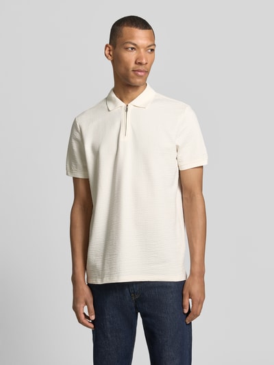 Männermodel trägt Regular Fit Poloshirt mit Strukturmuster von MCNEAL in Creme, Baumwoll-Mix, Reißverschluss, Kurzärmelig, Ganzkörperansicht von vorne.
