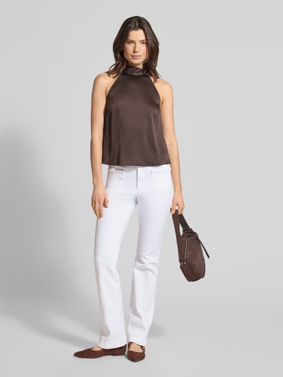 Kobiece modelka nosi Flared Fit Jeans mit Flecht-Detail Modell 'Mary' od Brax, biały kolor, elastyczna bawełna, szlufki, kieszenie, zamek, szerokość w rozmiarze 36: 39 cm, długość nogawki: 80 cm, widok całej sylwetki z przodu.