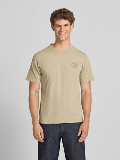 Männermodel trägt T-Shirt mit Label-Print Modell 'FELIX' von Jack & Jones Premium in Beige, reine Baumwolle, Regular Fit, Nahaufnahme Oberkörper.
