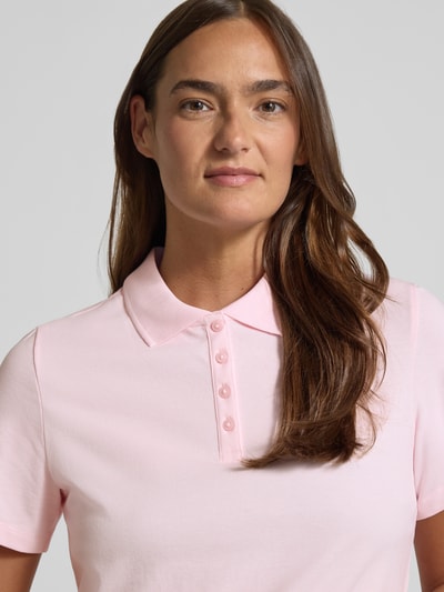 Modelka kobieca nosi Regular Fit Poloshirt aus Baumwoll-Mix od s.Oliver RED LABEL, jasnoróżowy, pikowana bawełna, krótki rękaw, ujęcie z przodu, zbliżenie na górę ciała.