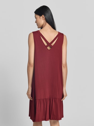 Frauenmodel trägt Relaxed Fit Freizeitkleid aus Baumwoll-Modal-Mix von s.Oliver RED LABEL in Dunkelrot mit V-Ausschnitt und Zierfalten, Ganzkörperansicht Rückansicht.