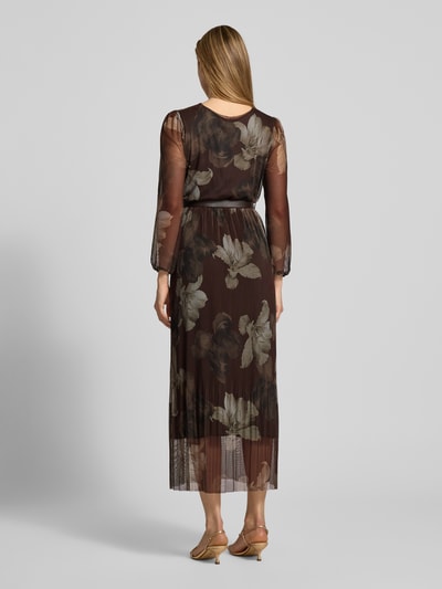 Kobiece modelka nosi Midikleid mit Gürtel Modell 'La44rinaa' od ZABAIONE w brązowych tonach z plisowanym materiałem, w kwiatowy wzór; cała sylwetka z tyłu. Materiał z dodatkiem stretchu, A-linia, długość midi, dekolt V, długi rękaw.