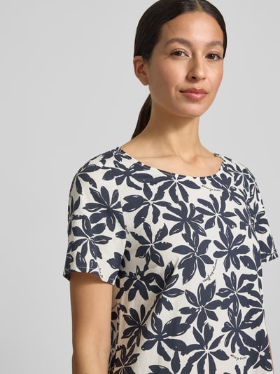 Frauenmodel trägt Relaxed Fit Kleid mit floralem Allover-Print von ROBE LÉGÈRE in Dunkelblau und Weiß, Kurzarm, Baumwoll-Mix, Nahaufnahme Oberkörper.