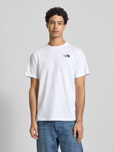 Männermodel trägt Regular Fit T-Shirt aus Baumwoll-Mix Modell 'VERTICAL' von The North Face in Weiß mit Label-Print, Ganzkörperansicht von vorne. Herren T-Shirt mit Rundhalsausschnitt, Rückenlänge bei Größe M 71 cm.