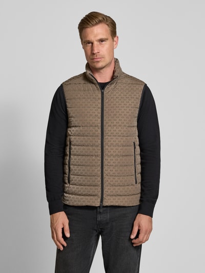 Mannelijk model draagt Regular fit Heren bodywarmer van eendendons en veren Model 'PIUMINO' van Armani Exchange met All-over logoprint, opstaande kraag, tweewegritssluiting, ruglengte maat M 67 cm, schouderbreedte 46 cm, borstwijdte 54 cm, Ganzekopaanzicht van voren.