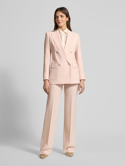 Kobiece modelka nosi Regular Fit Weite Hose aus reiner Schurwolle von Max Mara Studio, jasnoróżowy kolor, krój regular fit, szerokie nogawki, piqué, szczegóły: szlufki, plisowany pas, boczne kieszenie, zapięcie na haczyk, guzik i zakryty zamek, widok całej sylwetki z przodu.