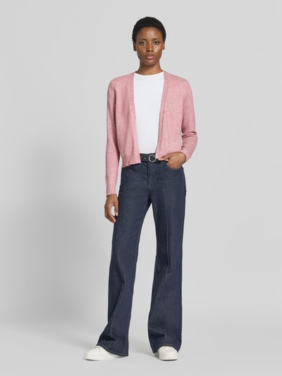 Frauenmodel trägt Strickjacke aus Viskose-Mix von VILA in Rosa, leicht meliert, gerade Passform, gerippte Bündchen, Ganzkörperansicht von vorne.