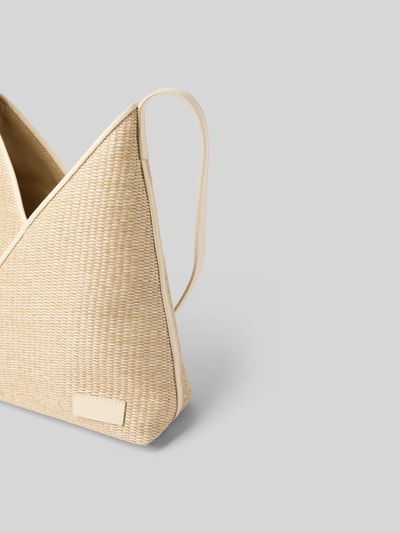 Produktfoto, Handtasche mit Logo-Detail von MM6 Maison Margiela in beiger Flecht-Optik, schmaler Schulterriemen, offenes Hauptfach, Steckfach auf der Innenseite, Maße ca. 18 cm Breite, 28 cm Länge, 10 cm Tiefe.