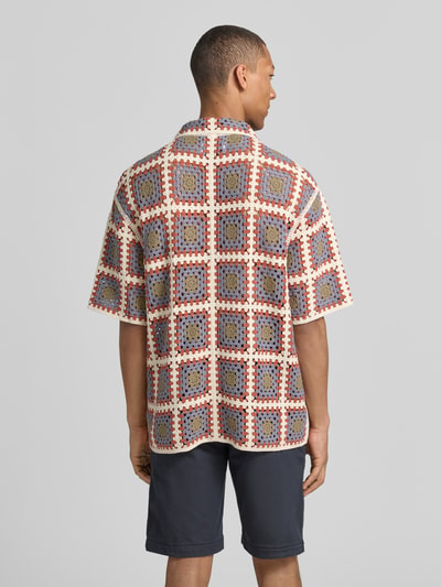Männermodel trägt Loose Fit Freizeithemd mit Kentkragen von JAKE*S STUDIO MEN aus Baumwoll-Mix, Häkel-Optik, Muster in Blau, Beige, Rot, Ganzkörperansicht Rückansicht.