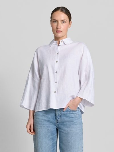 Frauenmodel trägt Leinenbluse mit überschnittenen Schultern von Christian Berg Woman in Weiß, Loose-Fit, Kentkragen, Knopfleiste, 3/4-Arm, reine Leinenstruktur, Ganzkörperansicht von vorne.