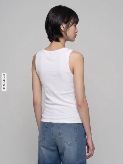 Vrouwenmodel draagt wit Slim Fit Top uit katoenmix van GAP Dames, gladde textuur, rugaanzicht, KI-gewijzigde afbeelding.