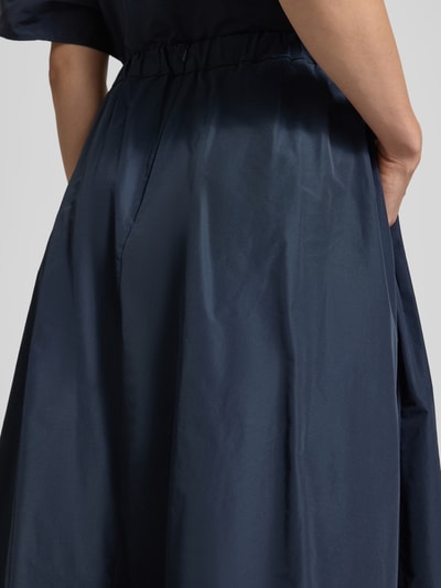 Frauenmodel trägt Midi-Rock mit Baumwoll-Anteil Modell 'FORMICA' von Weekend Max Mara, Optik: Unifarben, elastisch, seitliche Eingrifftaschen, Detailaufnahme Rückansicht.