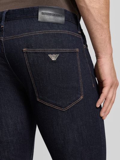 Männermodel trägt Slim Fit Jeans im 5-Pocket-Design von Emporio Armani, elastischer Baumwoll-Mix, Nahaufnahme Gesäß von hinten.