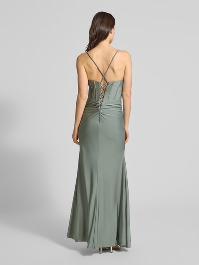Kobiece modelka nosi Slim Fit Abendkleid mit Gehschlitz od Mascara z satyny, krój slim fit, rozporek, wiązanie, cienkie ramiączka, długość tyłu w rozmiarze 36: 131 cm, szerokość w rozmiarze 36: 40 cm, całkowity widok z tyłu.