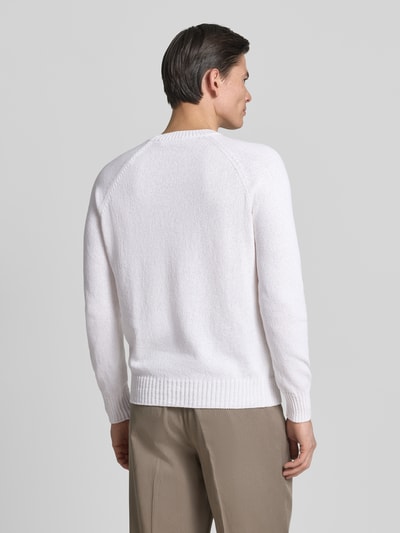 Männermodel trägt Strickpullover aus Baumwoll-Kaschmir-Mix mit Rundhalsausschnitt von GRAN SASSO, Bouclé-Optik, Slim-Fit, Rückenlänge 68 cm, Ärmellänge 68 cm, beige Hose, Ganzkörperansicht Rückansicht.