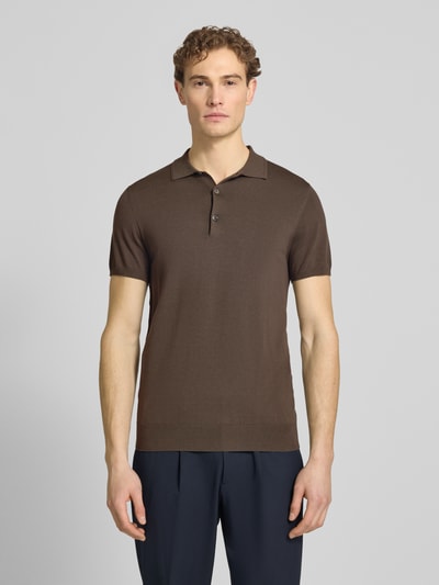Männermodel trägt Slim Fit Poloshirt mit Knopfleiste von Profuomo, braun, glatte Textur, Lyocell-Mix mit Seiden-Anteil, Ganzkörperansicht von vorne.